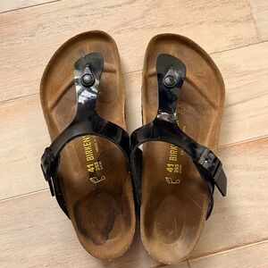 Black patent leather Gizeh sandals